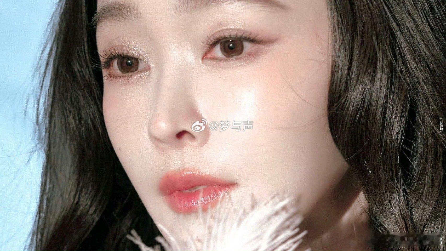 宋轶面部留白 宋轶证明了，真正的辨识度往往来自“克制”。她面部的留白，是对冗余细