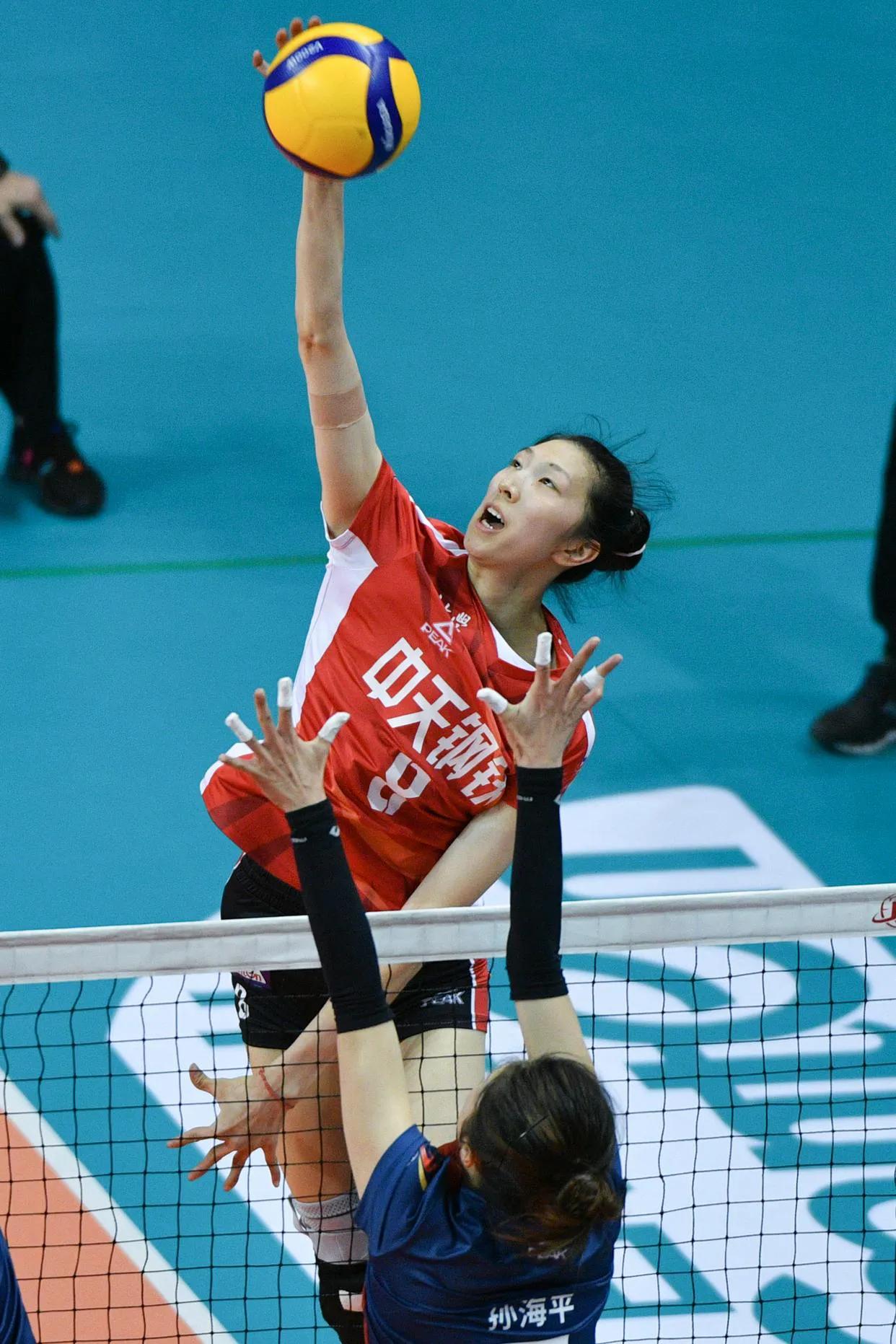 北京时间11月25日，2023—24赛季中国女排职业联赛继续进行第七轮的比赛，今