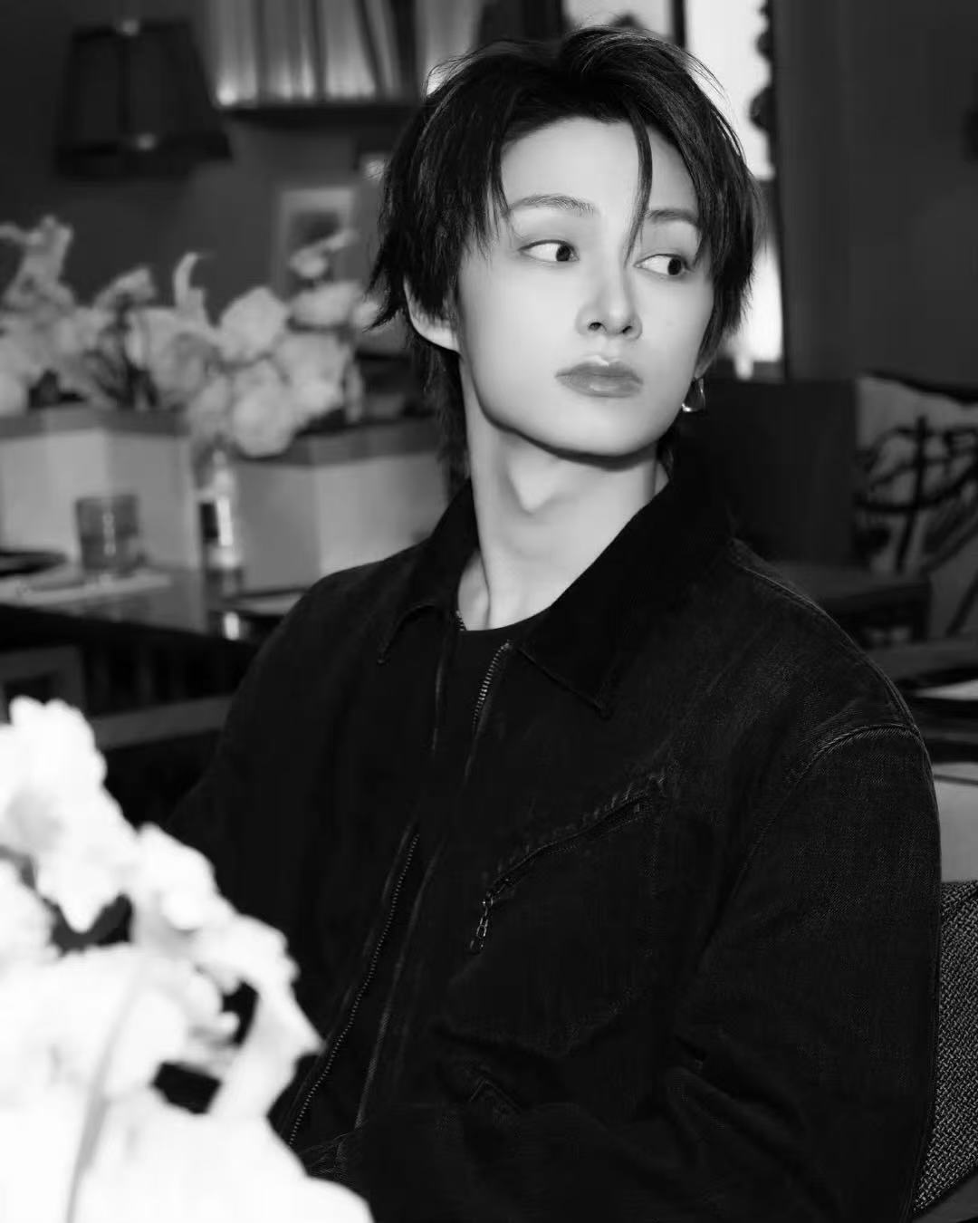 摄影师镜头下巴黎时装周的文俊辉 ​​​没人能不被文俊辉帅到～摄影师视角下的他认真