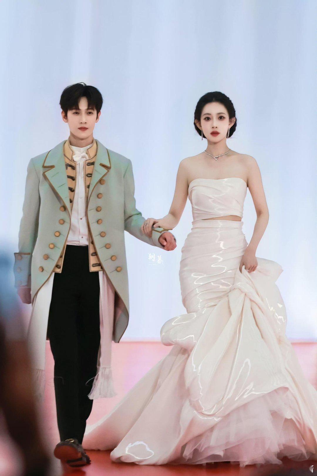 孟子义李昀锐逛街没喊张真源   孟子义说想喝这个，又娇又可爱谁能拒绝 跑男名场面