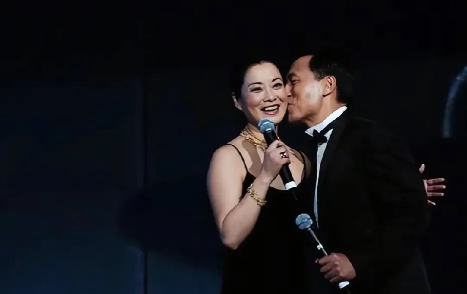 当年，毛阿敏在晚会上演出时丈夫解直锟上台为她献花并亲吻她时的一幕，解直锟中植企业