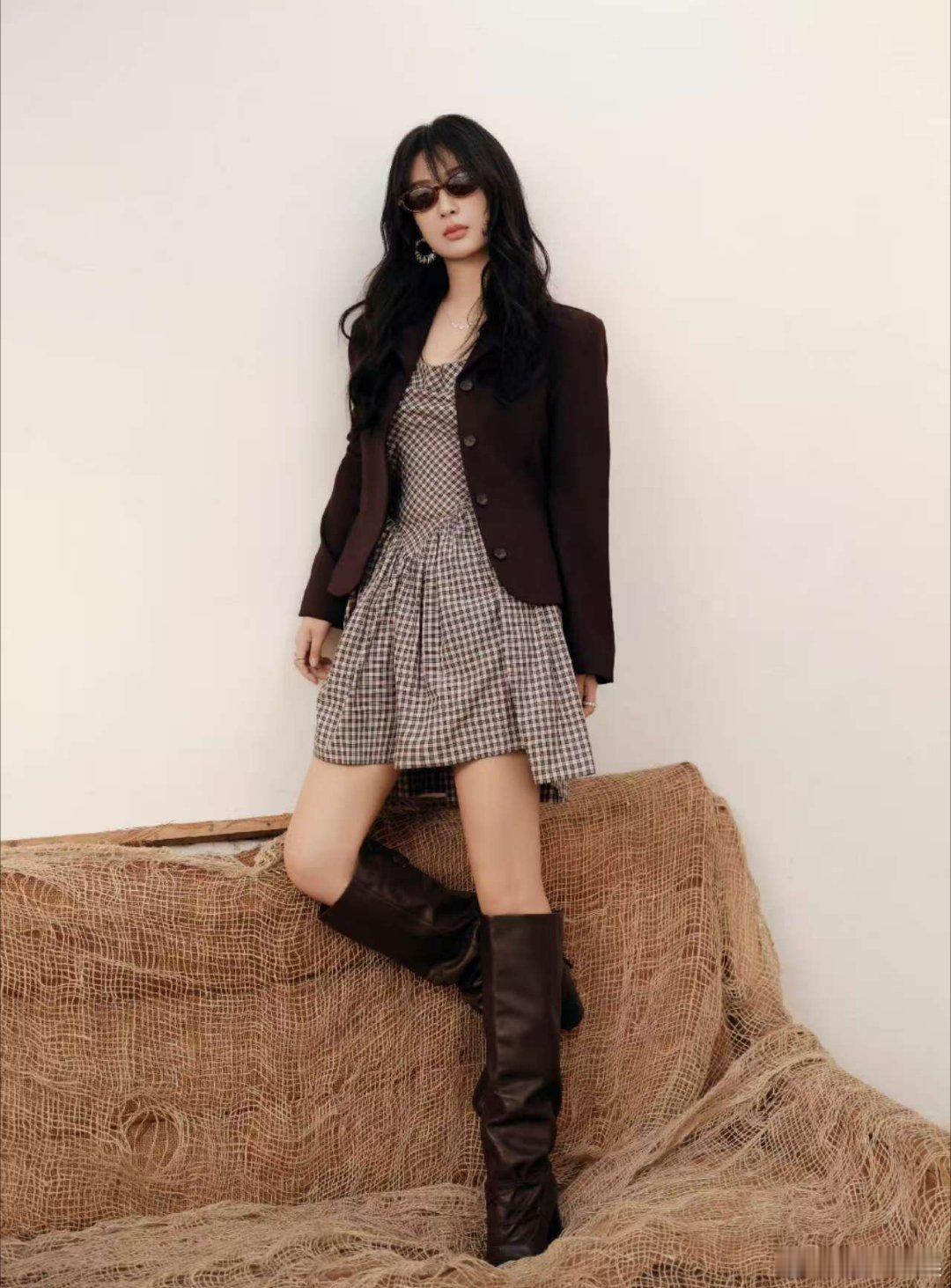 杨紫格子短裙樊浩给杨紫化妆樊浩给杨紫化妆，格子短裙好看，