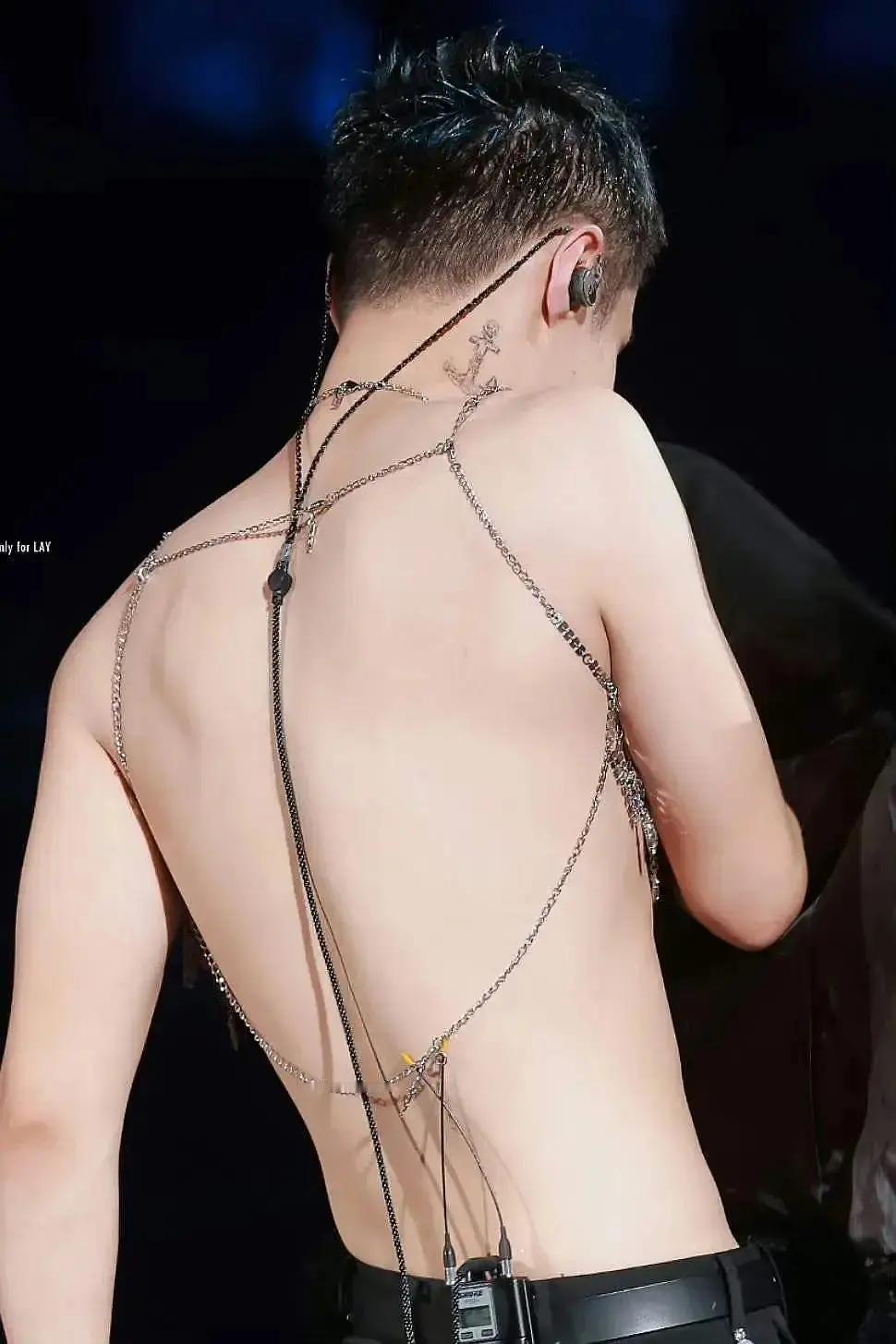 张艺兴的演唱会已经是这种画风了 ​​​