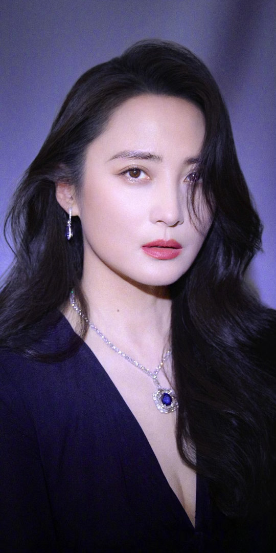 蒋勤勤贵女气质 看了蒋勤勤才知道，贵女气质跟年龄无关，跟阅历有关。她年轻时候是灵