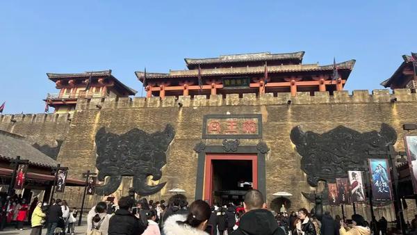 曾承载无数横屏古装大剧记忆的横店，正踩着短视频短剧的风口转身。一方面是内容赛道的