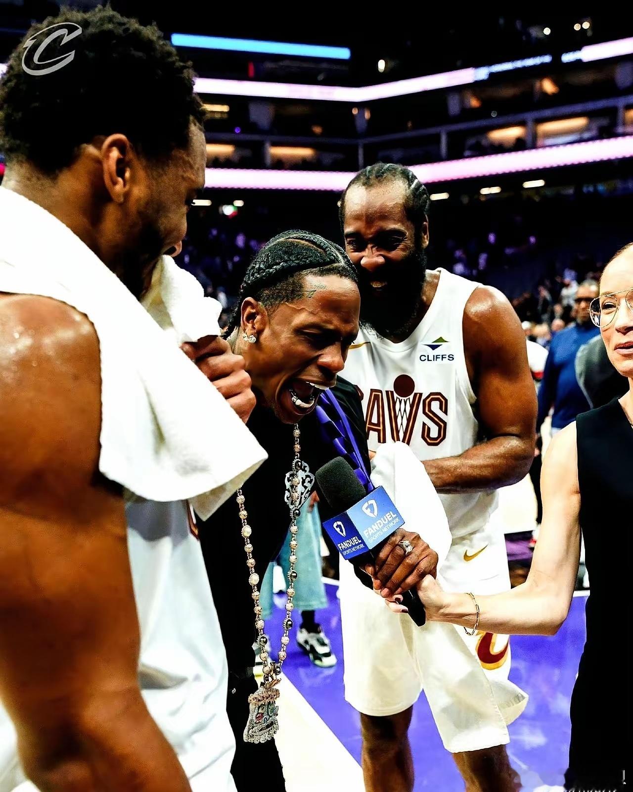 骑士这套阵容，纸面上看着无敌，但就怕这种“看着无敌”。上赛季的最佳防守球员莫布里