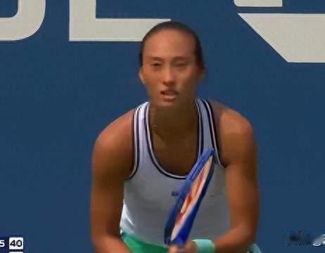 排名121到横扫全场！郑钦文带病掀翻16岁新星，这场胜利太解气了