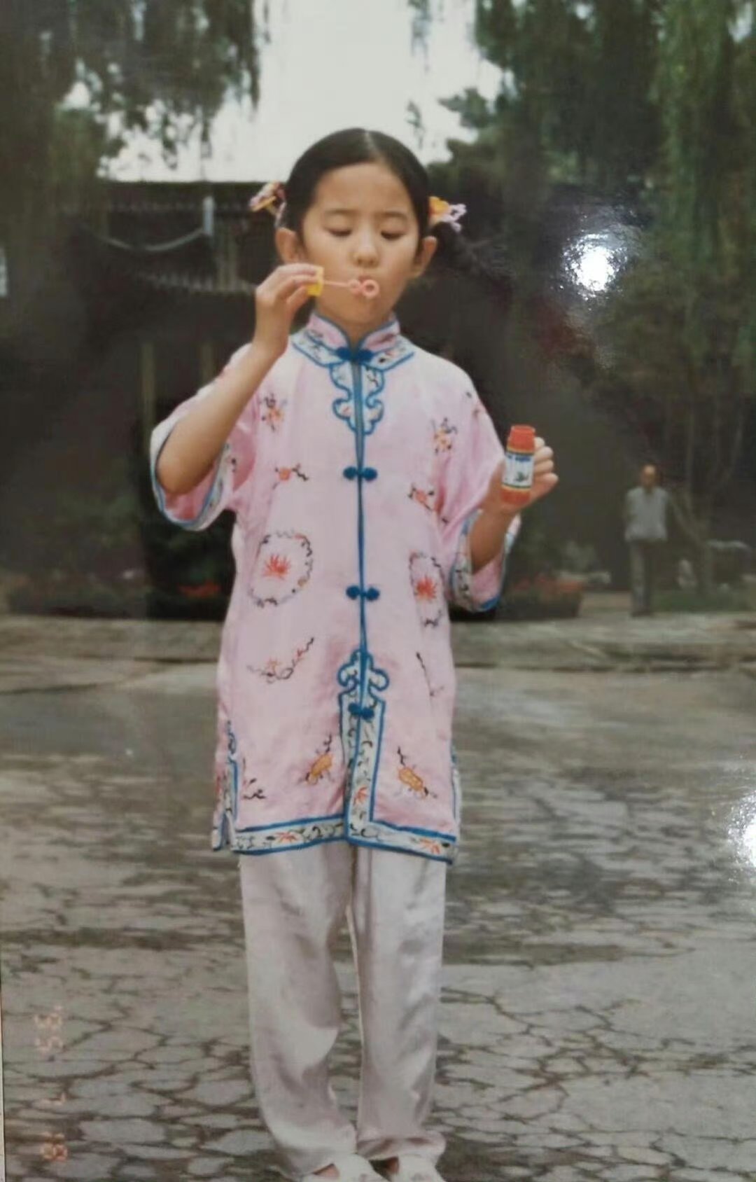 刘亦菲小时候的条件比我现在还好就这个神仙姐姐从小美到大！果然一个优秀的女孩离不开