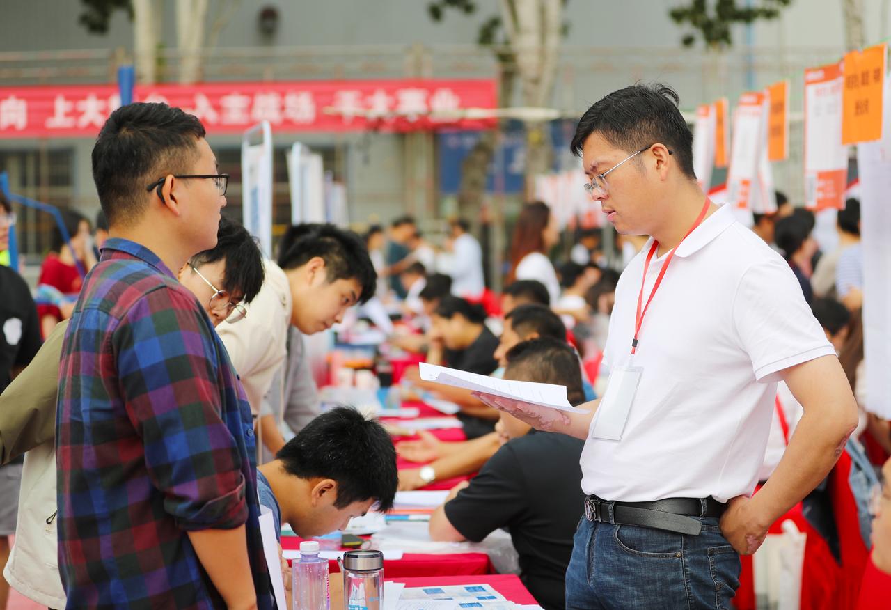 现在的大学生真的数量够多了吗，刚刚在楼下与一位邻居聊天，他说他儿子大学毕业一年多
