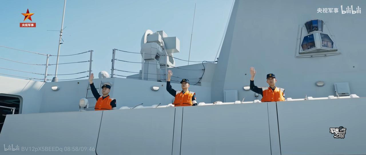 海军最新的导弹护卫舰054B上，在上层建筑的两侧，装备了全光谱多光谱红外警戒与探