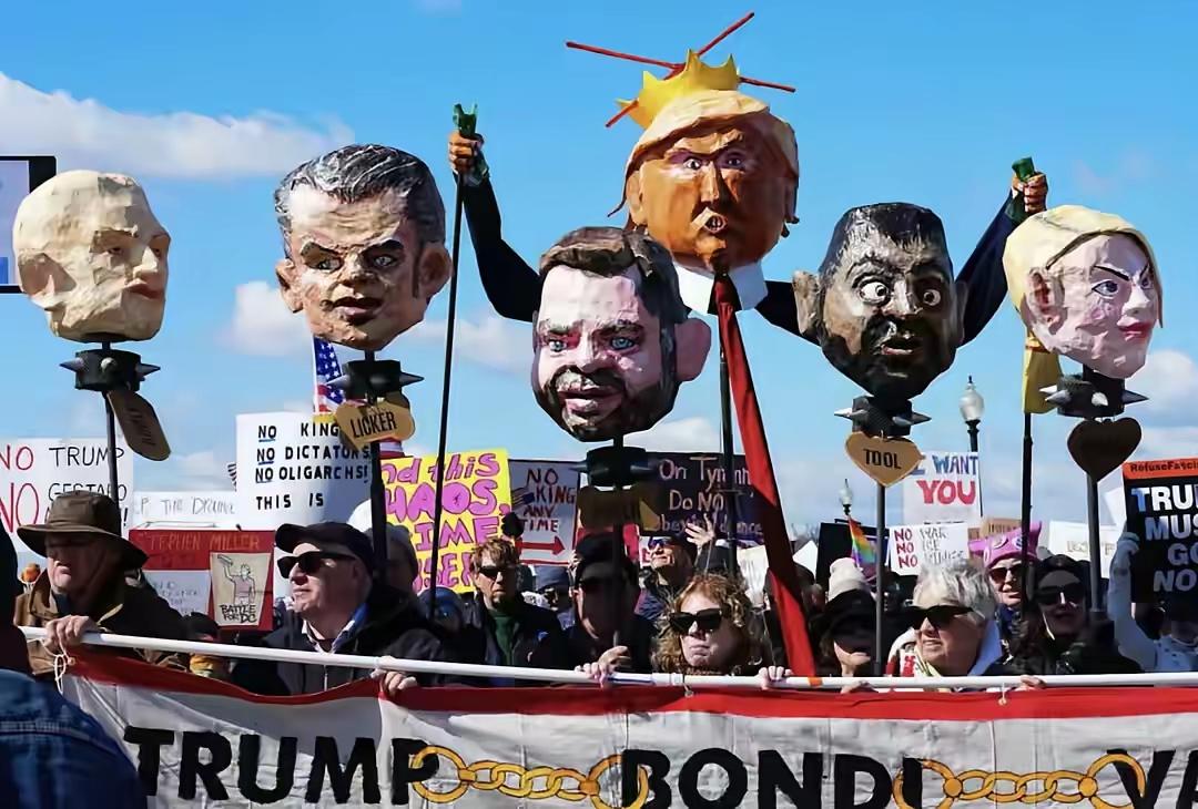 这又是一道靓丽的风景线，参与游行的人，是不是也有辛苦费拿呢？