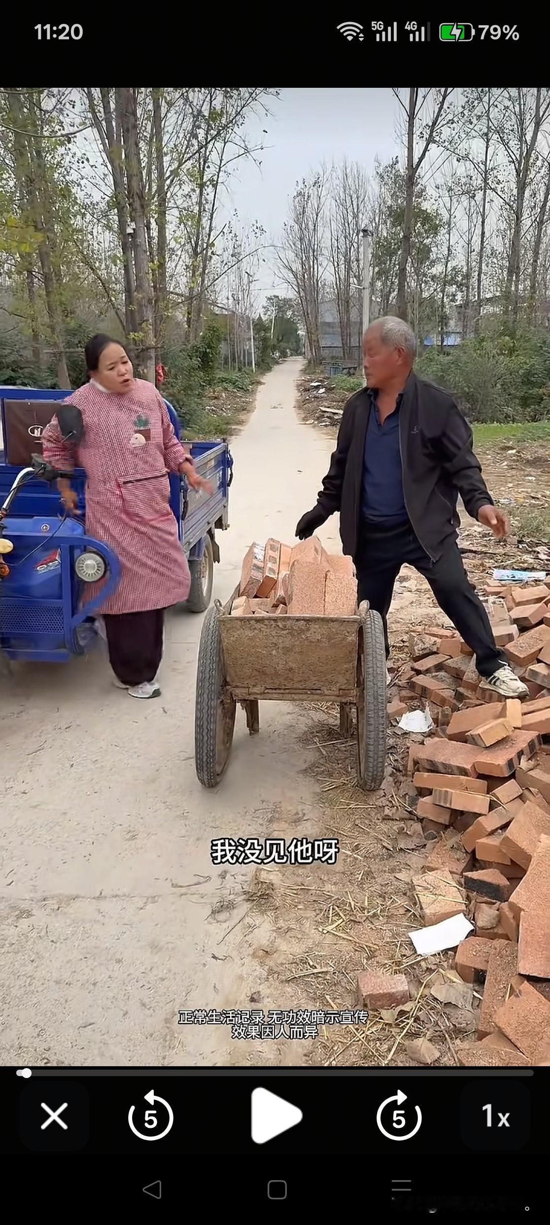 小故事！
    这李佳 开着三轮车从外面办事回来。从老远 他王老六一个人正在搬