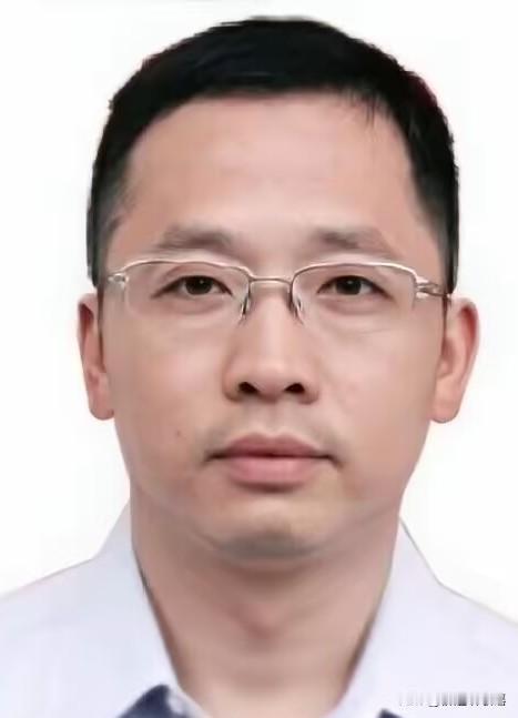 周六反腐不停歇，又一名干部栽了！
2025年4月，上饶市广信区委常委、统战部部长