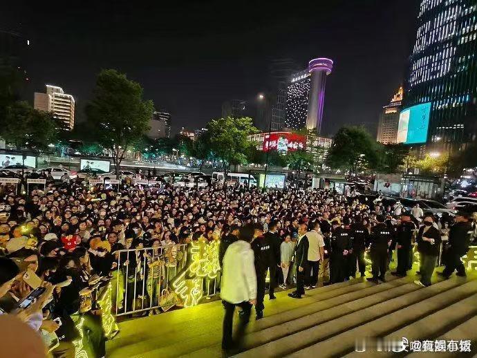 陈丽君演出人气陈丽君活动人气陈丽君演出人气，好多人啊，[太开心][太开心] ​​
