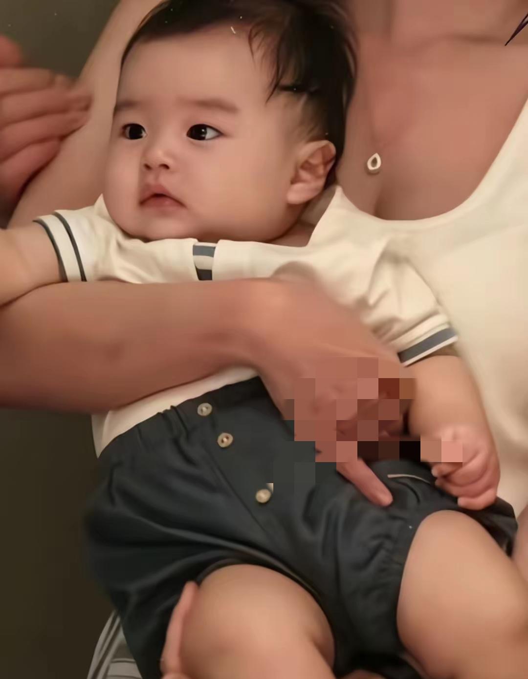 成长速度惊艳众人，汪吉辰对比百天照身形大变样萌娃汪小宝 
谁家的孩子长势如此惊人