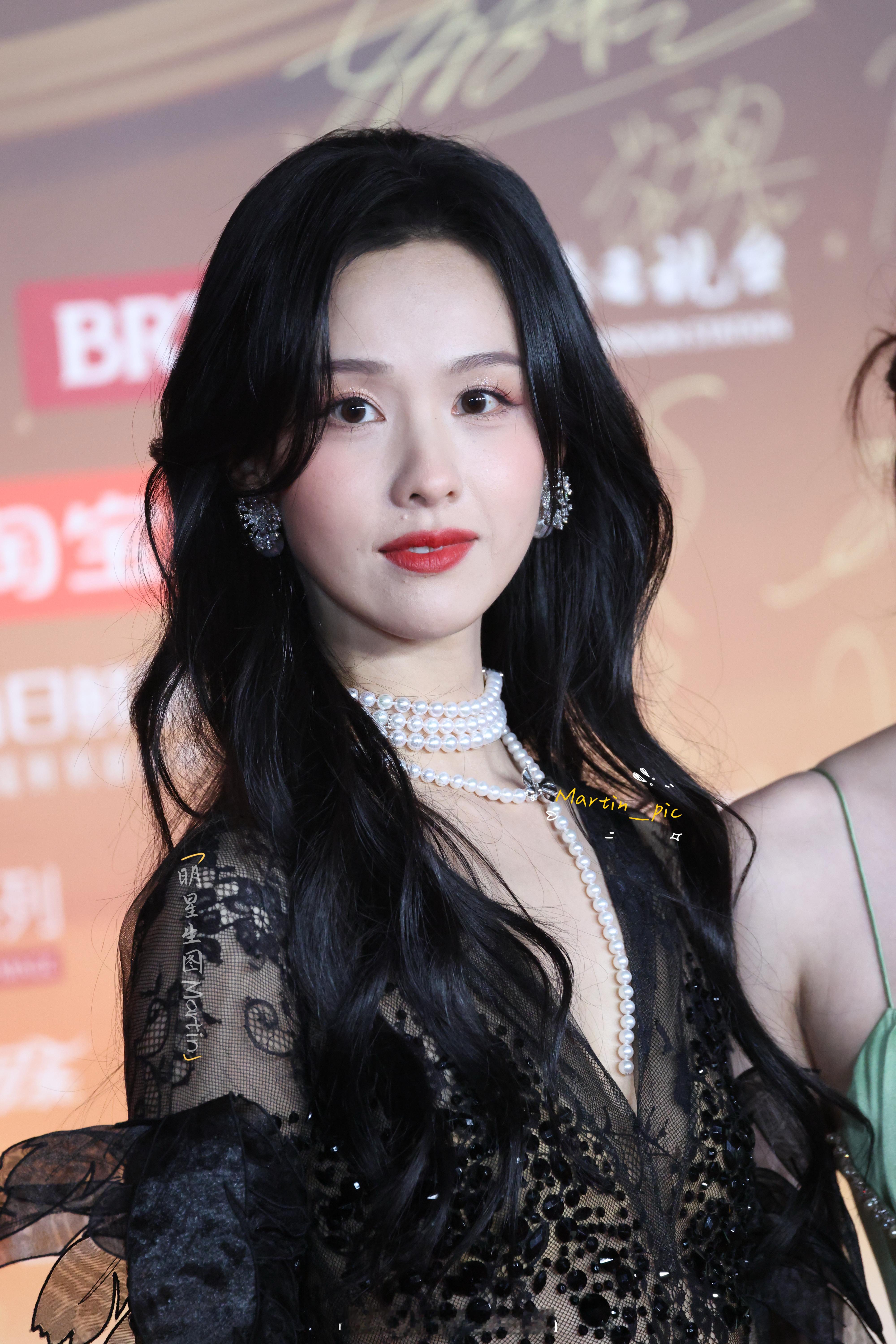 陈都灵[超话]  陈都灵微博之夜红毯生图陈都灵黑色系妈咪，妈咪盯我[好爱哦][好