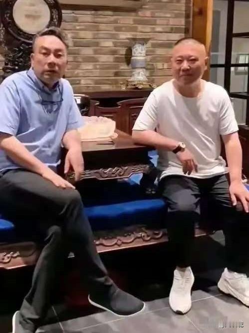 杨议为啥听不得人叫他“杨老五”？
原因很简单，
连郭德纲都尊称他“五叔”，这个圈