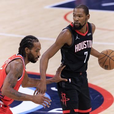 终场哨响，球馆的喧嚣还没散尽。 
莱昂纳德刚完成那个锁定胜局的2 1。 
杜兰特