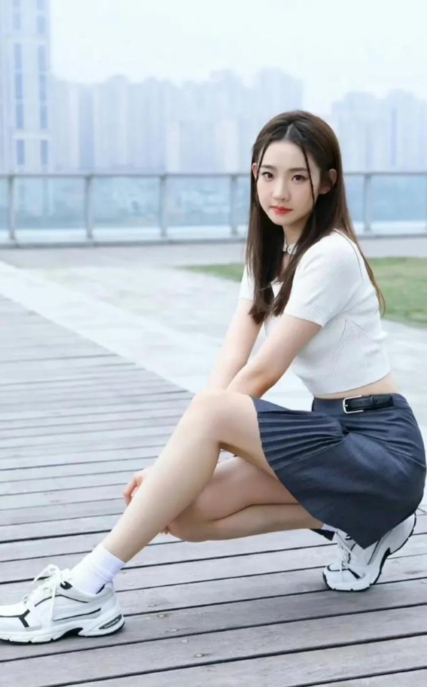 青衫素裙清丽影，清风徐来送秋意。青春美女妹妹。