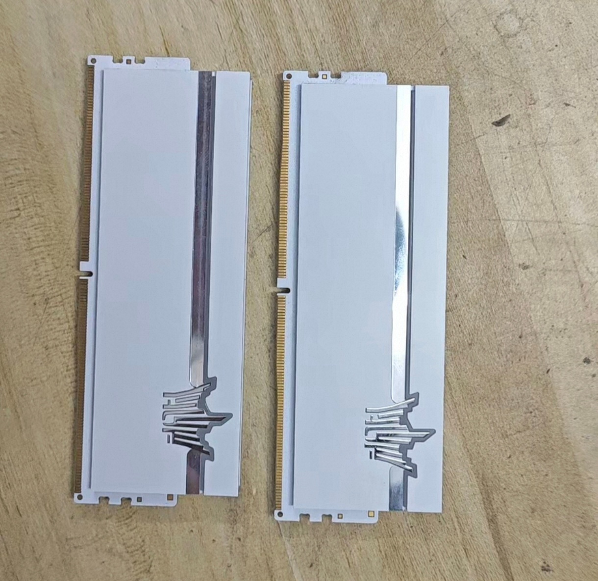 帮朋友明盘出两条名人堂16GB 7200mhz DDR5，自用，成色很新一条29