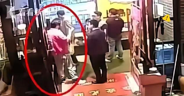 三名印度客人在饭店消费了7986元，结账时却声称最多只愿支付三成费用。更离谱的是