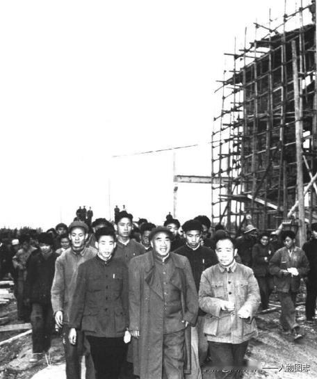 1958年10月16日，朱德视察建设中的北京第二机床厂。