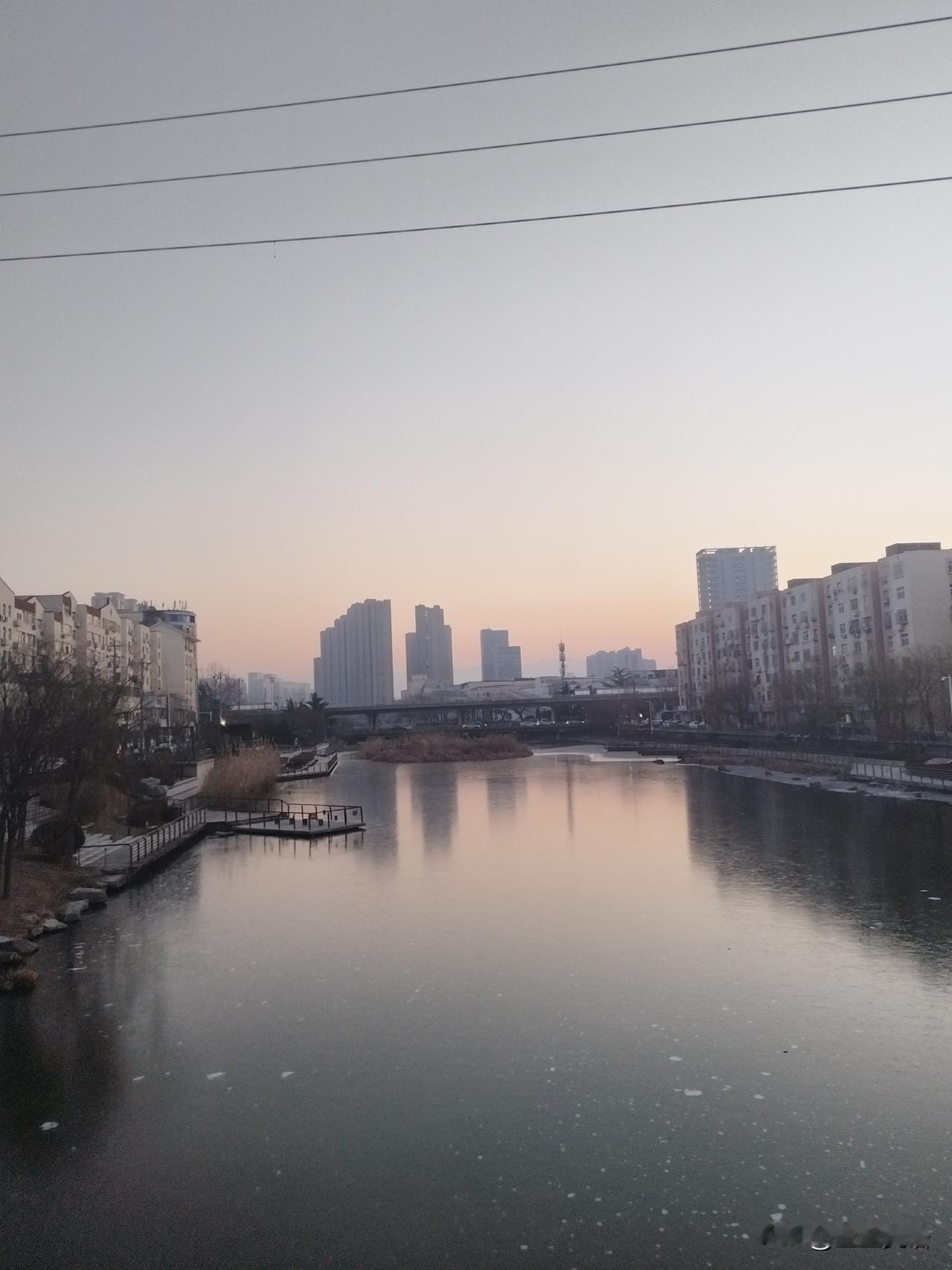 肯定不会呀！前提是这件旧衣服足够好穿。经典的旧衣服，越穿越喜欢。其实，女人的每件