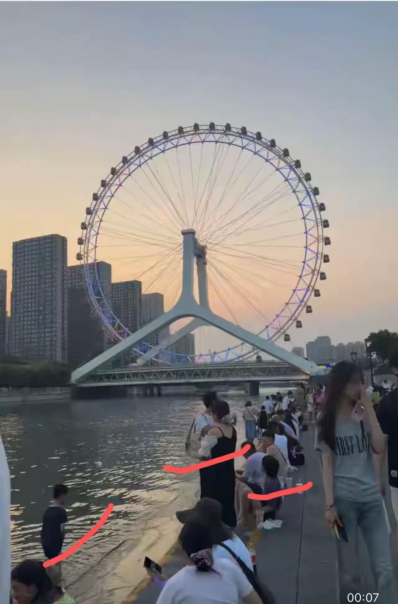 天津之眼旁，一张打卡照竟成了全家最后的合影。傍晚七点，妈妈站在我拍照的位置，弟弟