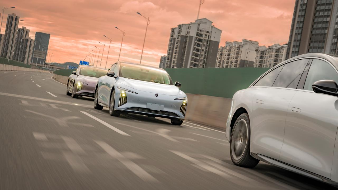 春启新章，风行相伴。星海 S7 以潮酷颜值点亮三月街景，高效动力与静谧座舱，让春