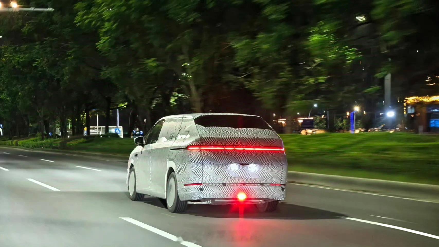 厉害的网友出动，疑似小鹏 X9 增程路试中，带排气的[酷]小鹏x9 ​​​