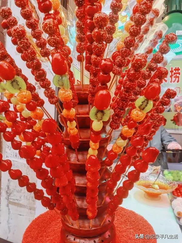 天南地北大拜年天南地北的年味，是胡同里冰糖葫芦的甜香，是江南水乡腊梅与春联的相映