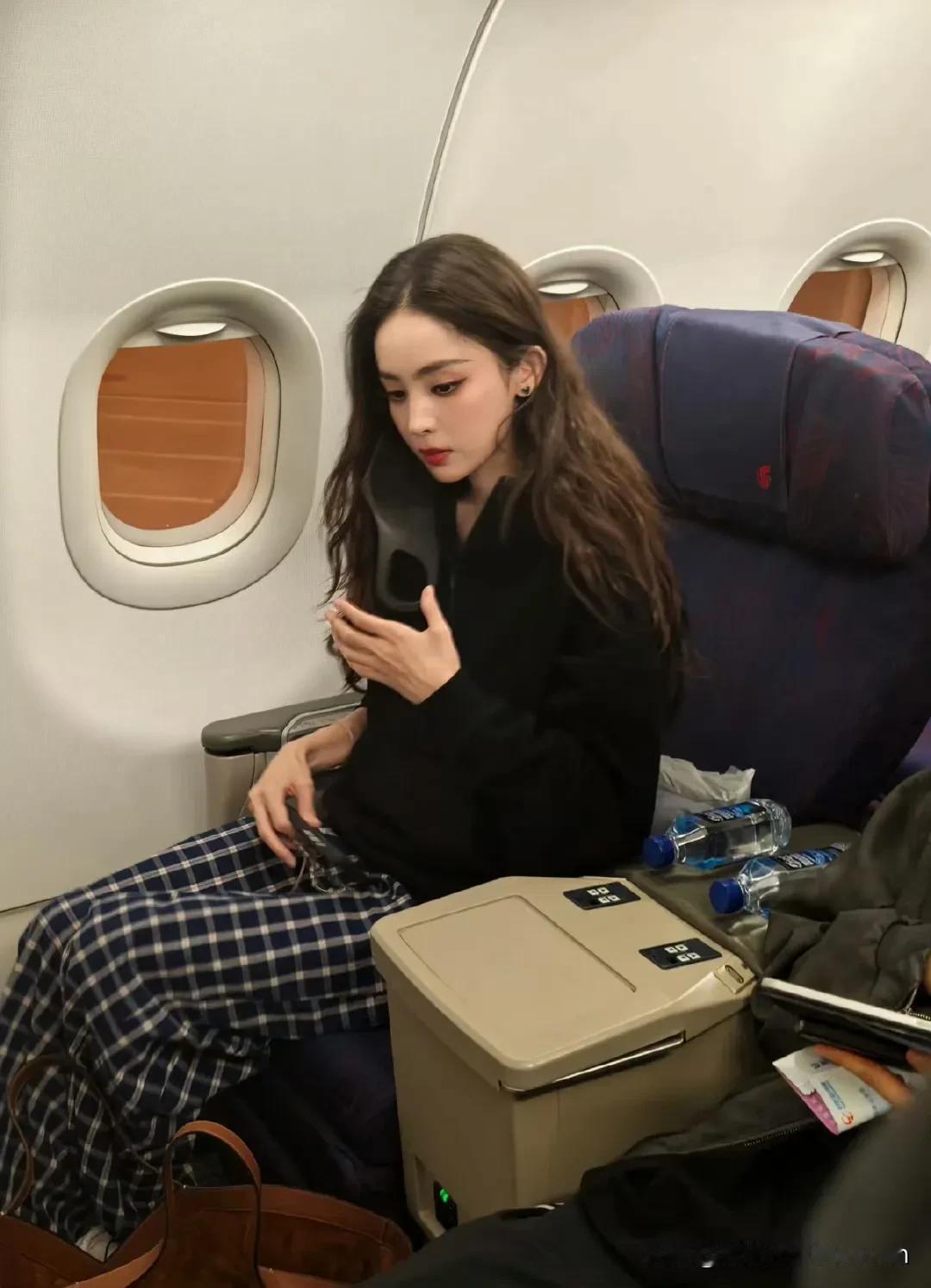 刘诗诗优雅夜色下的迷人晚礼服，尽显高贵与魅力！💃✨