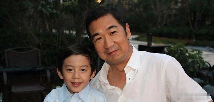 半个娱乐圈的人都抱过林沐然别人二十岁还在上学，他二十岁已经被大半个娱乐圈抱过一遍