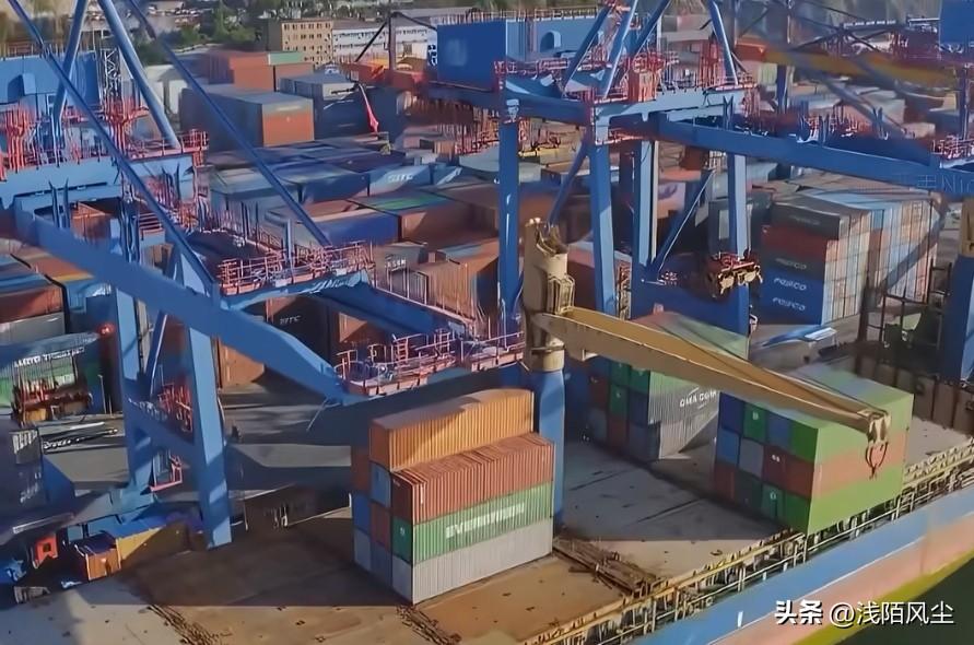 美国总统特朗普在距离大选不到两周时，宣布取消对部分加拿大商品（如胶合板、纸制品、