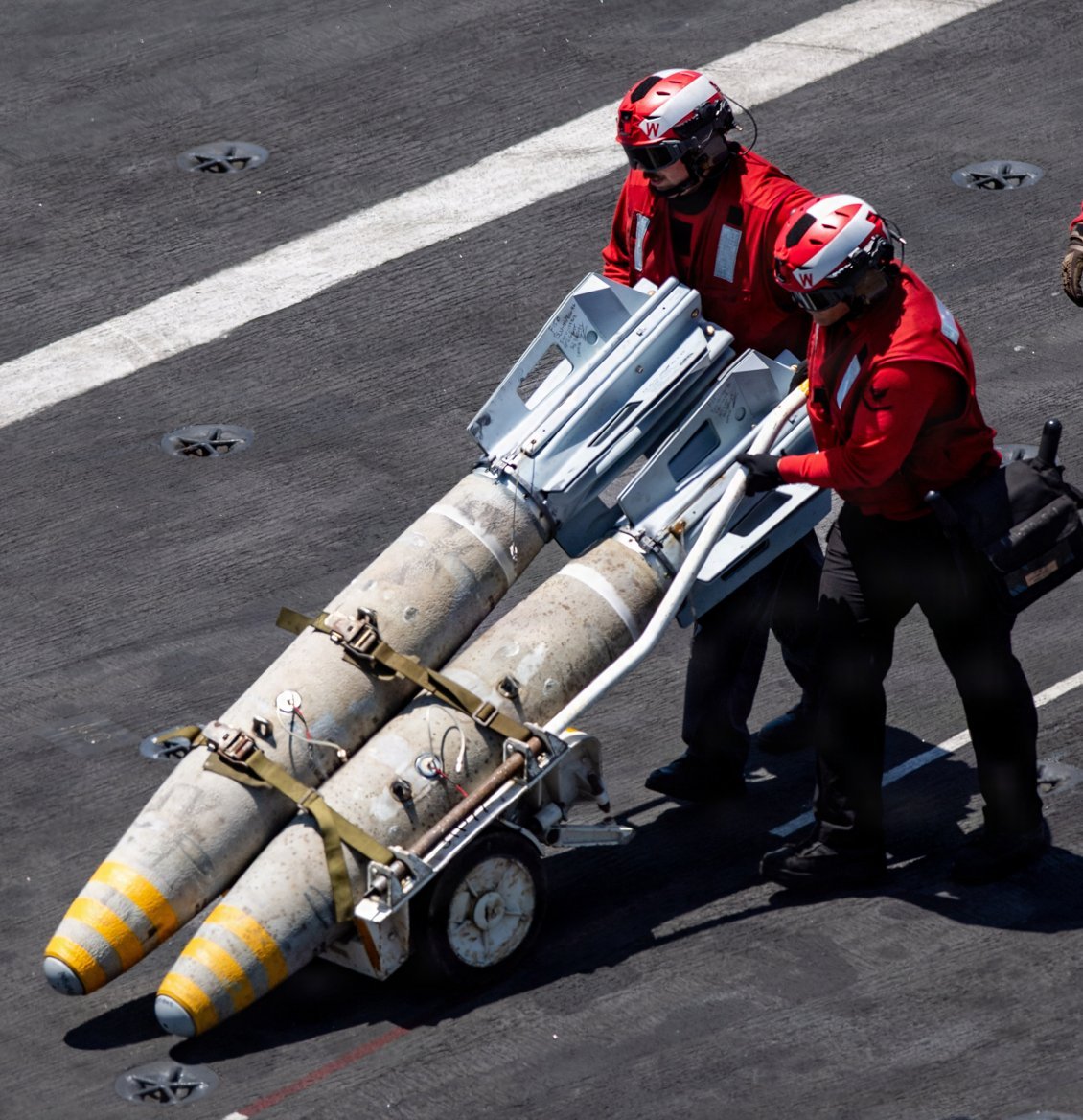 2026年4月7日，在太平洋举行的空中力量展示中，美国海军的尼米兹号航母（ US