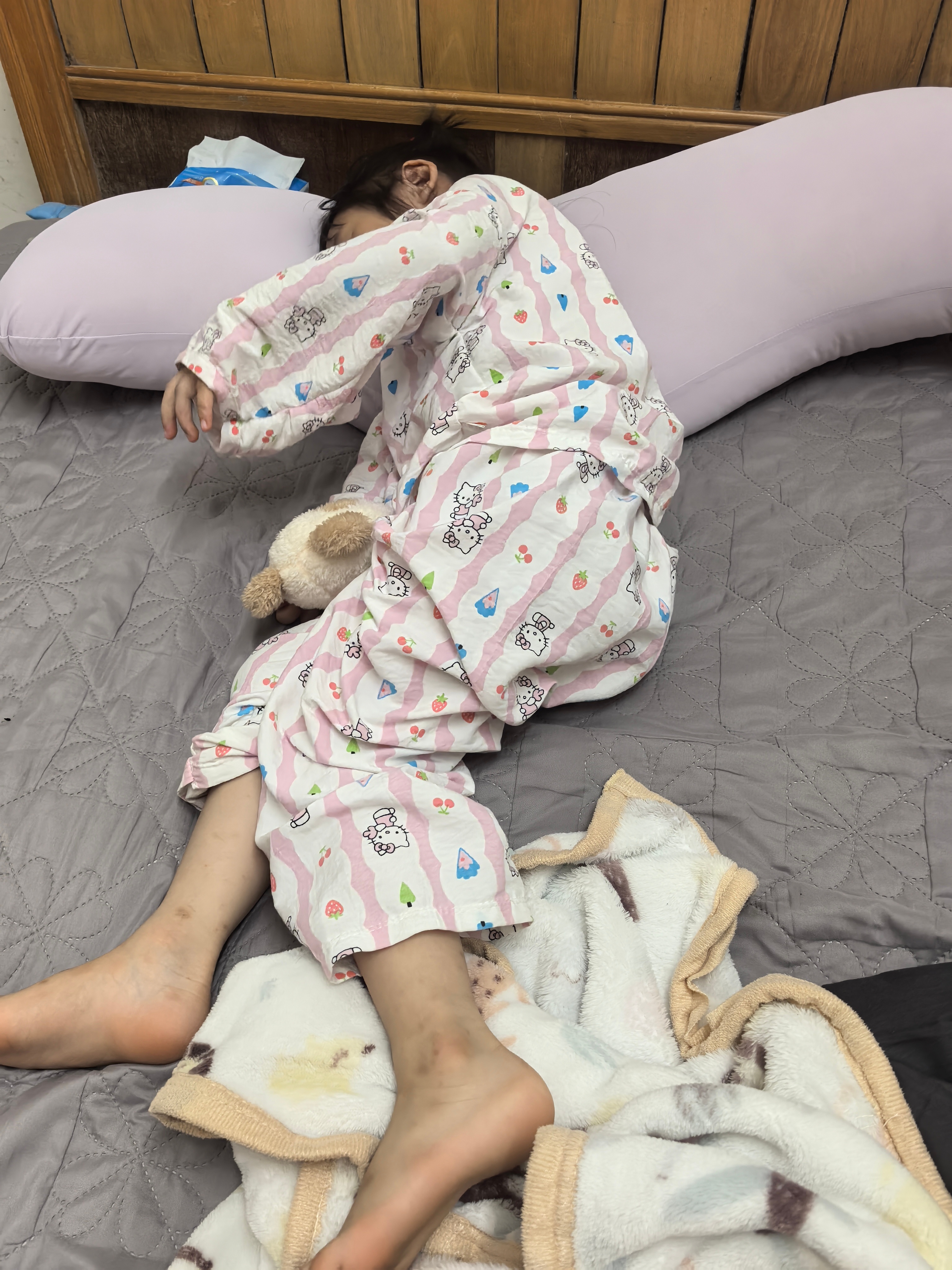 🐟这个睡衣还蛮好的，开空调穿也不用担心她不盖被子会冷到，根据她的挑选，我又给她
