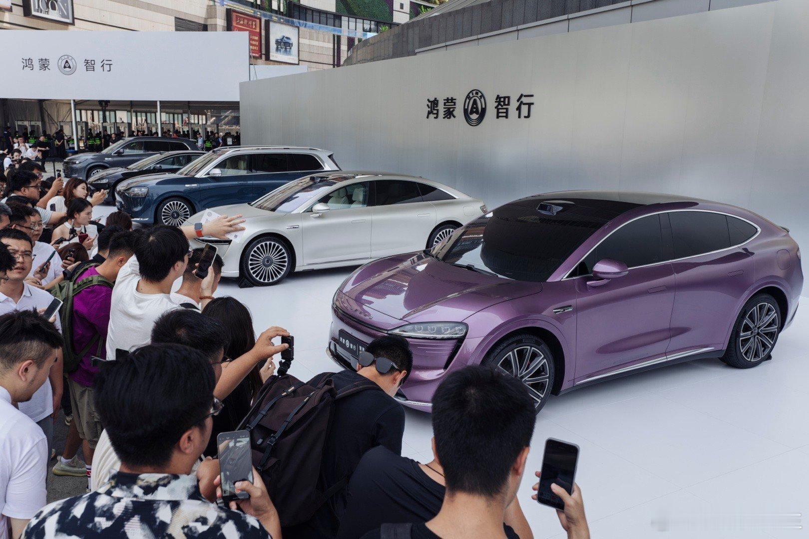 #华为发布智界R7# 新车来了，亮点是途灵底盘，800V快充，以及802KM续航