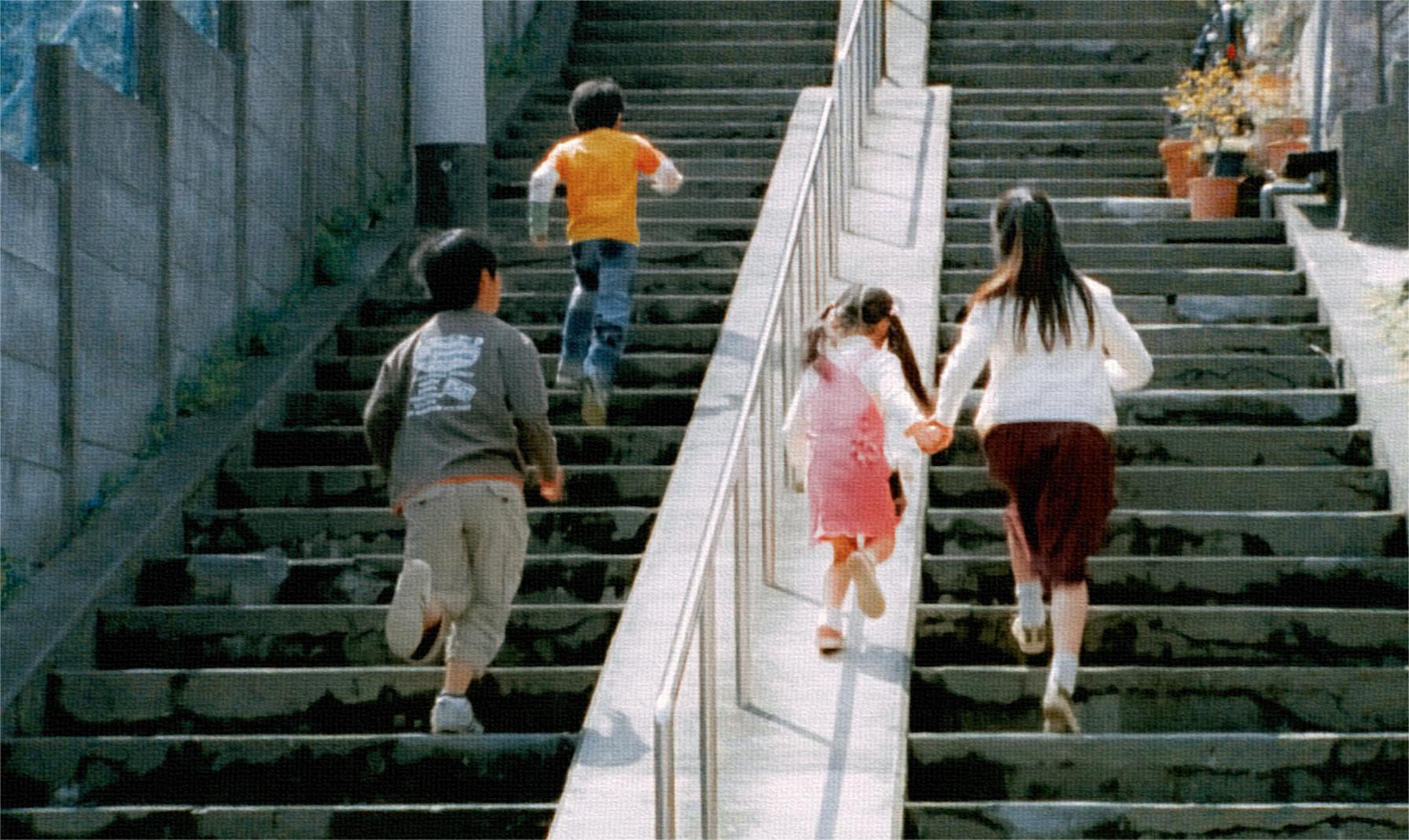 人在年轻的时候，觉得到处都是人，别人的事就是你的事，到了中年以后，才觉得世界上除