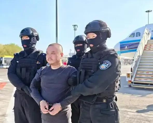 只要违法，就难逃法网

4月1日，在柬埔寨金边，一场跨国执法合作收获了实实在在的