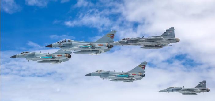 图中的画面是中国与泰国空军在“鹰击”（Falcon Strike）联合空训中的同