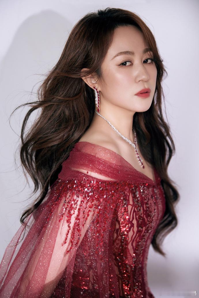 马丽裙子姐姐闪闪发光一袭红裙醉满星光，演员的可能性，从来不止于舞台期待她的新电影