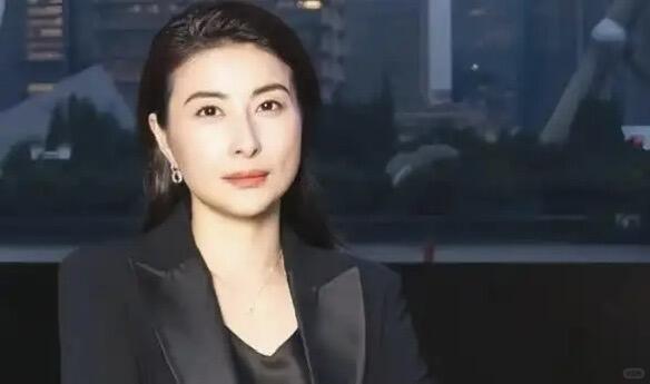郭晶晶是中国跳水史上的标杆、真正的“跳水女皇”；赛场外独立清醒、跨界深耕，是豪门
