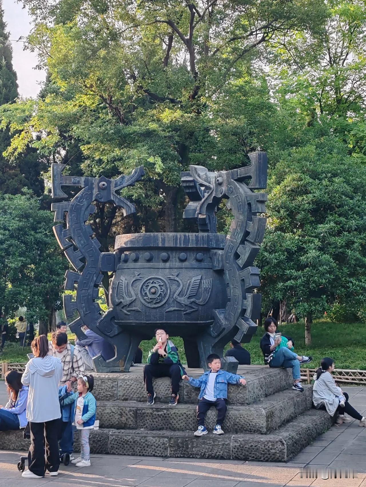 #旅行随手拍#
“鼎天立地”之下的…