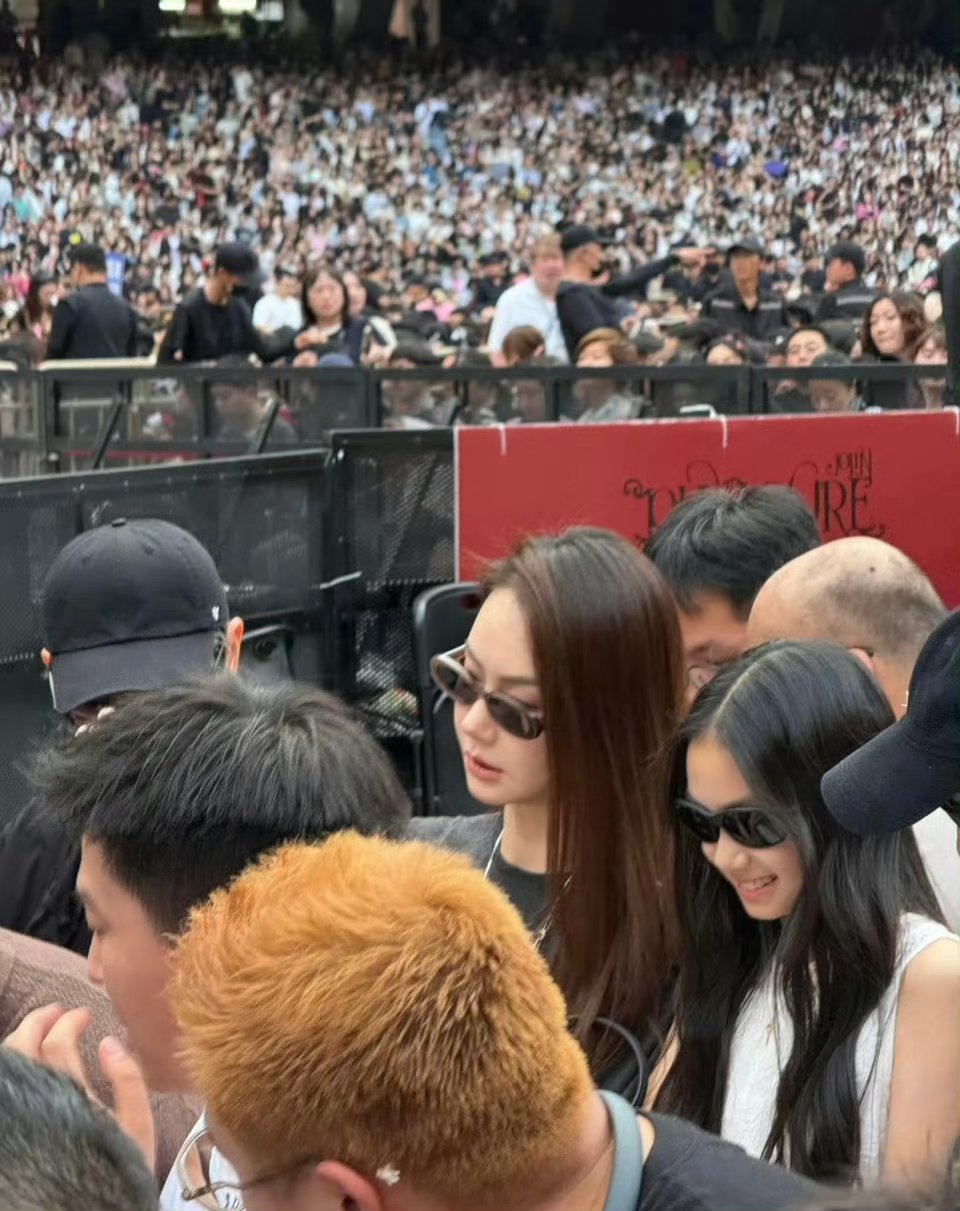 戚薇李承铉女儿11岁近照明星范儿十足，未来的又一个明星 