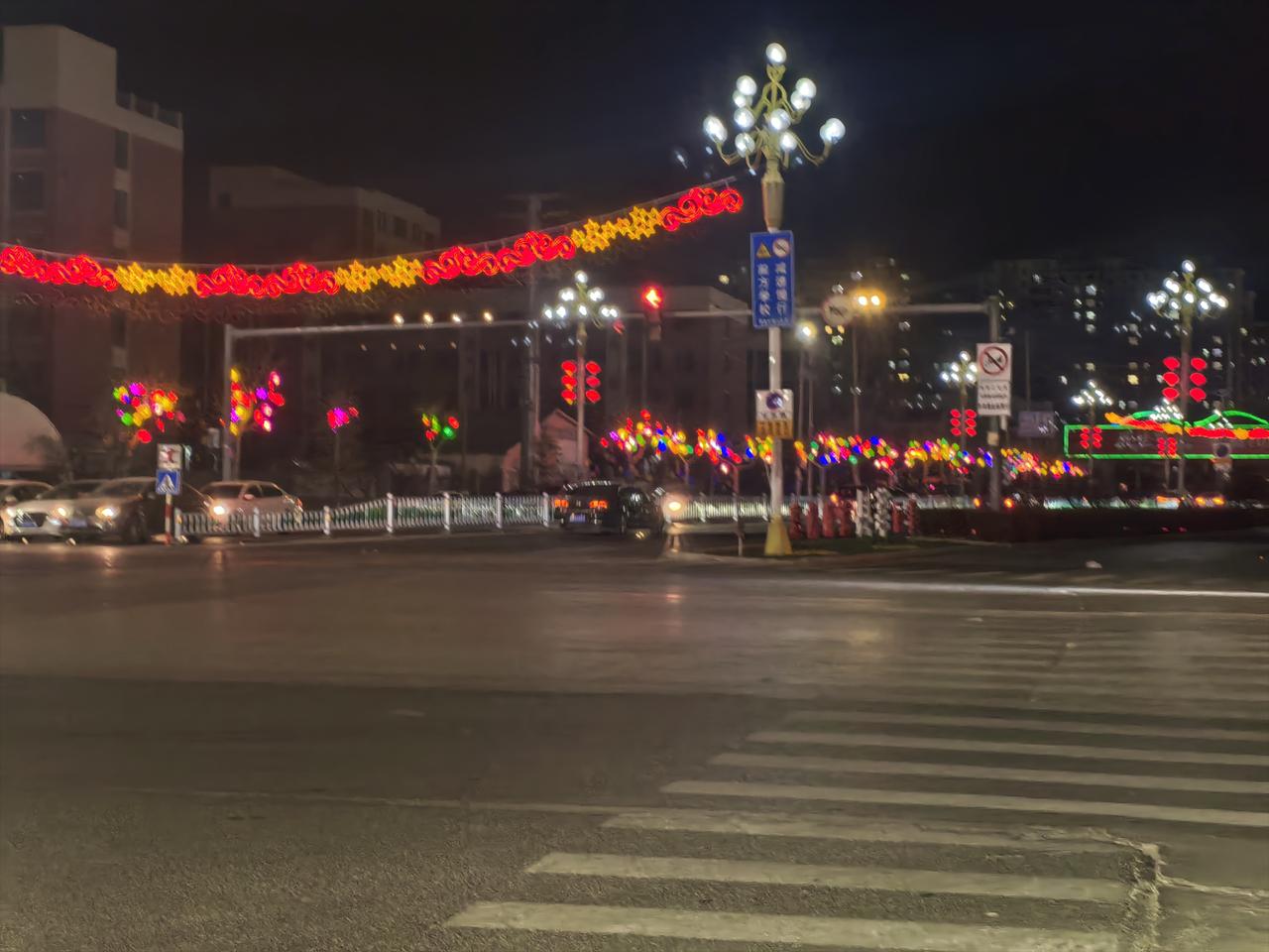 大街小巷挂彩灯，
同贺中华好传统。
兴高采烈过大年，
…………………。

请您来