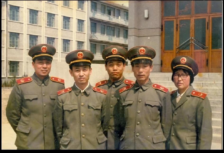 看着这身检察服倍感亲切，满满的回忆。有三十年检龄的我，对那段那激情燃烧的岁月充满