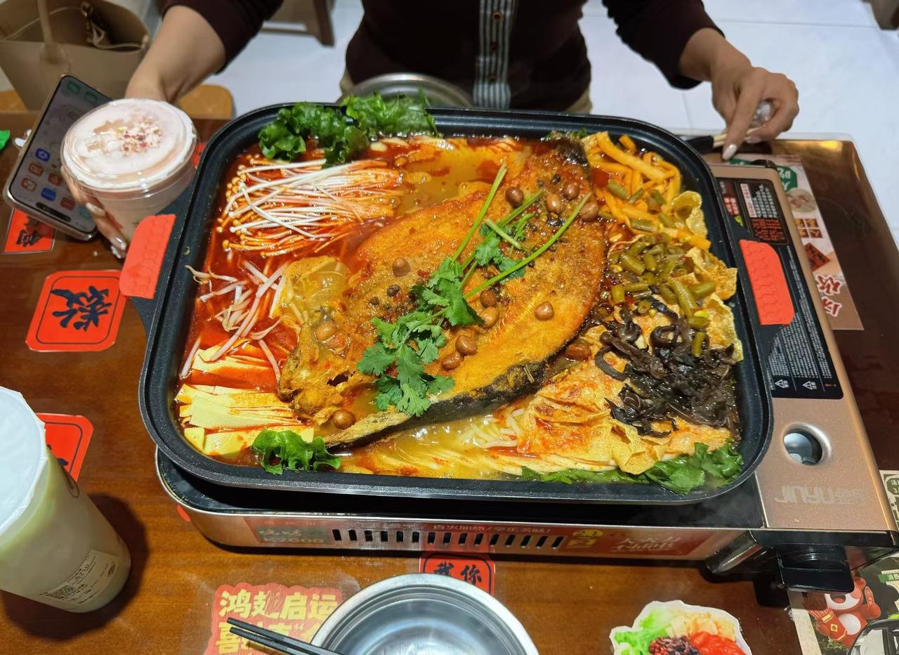 这盘菜看起来真辣又美味！