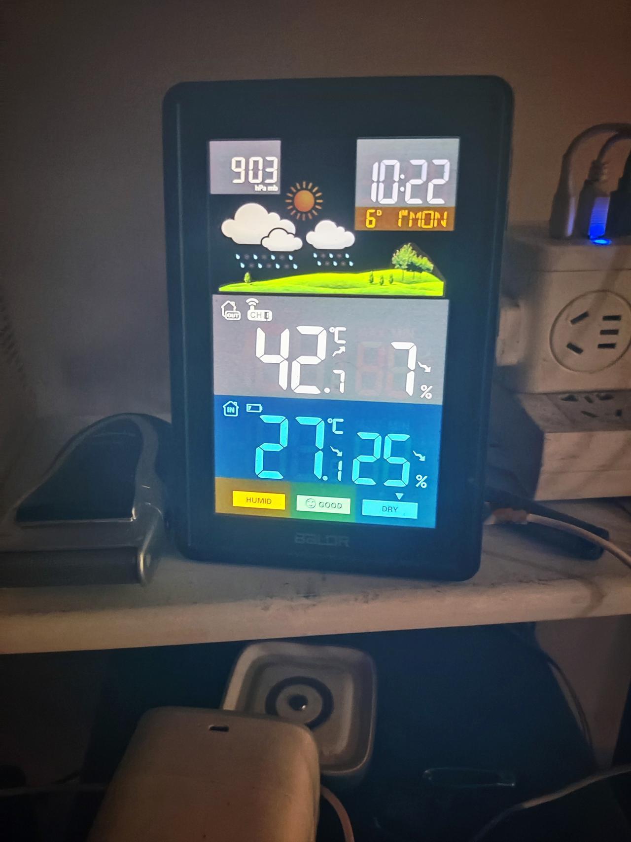 乌鲁木齐2:45，非地面向阳面悬空温度42.7度还在持续上升，非地面背阳面悬空温