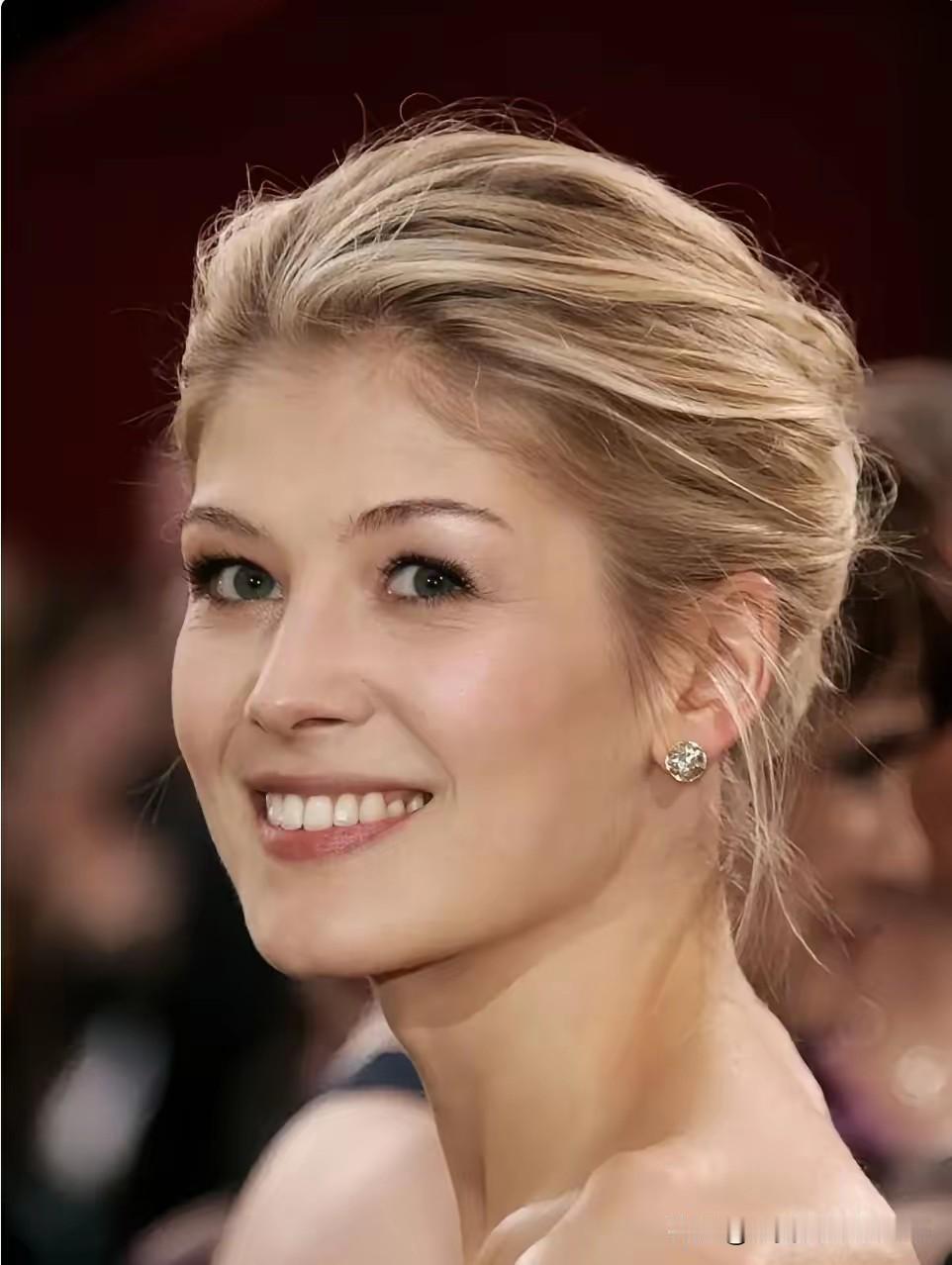 没想到，陪伴英国首相斯塔默在上海漫步闲逛的女子，竟是好莱坞影后！
因她对中国文化