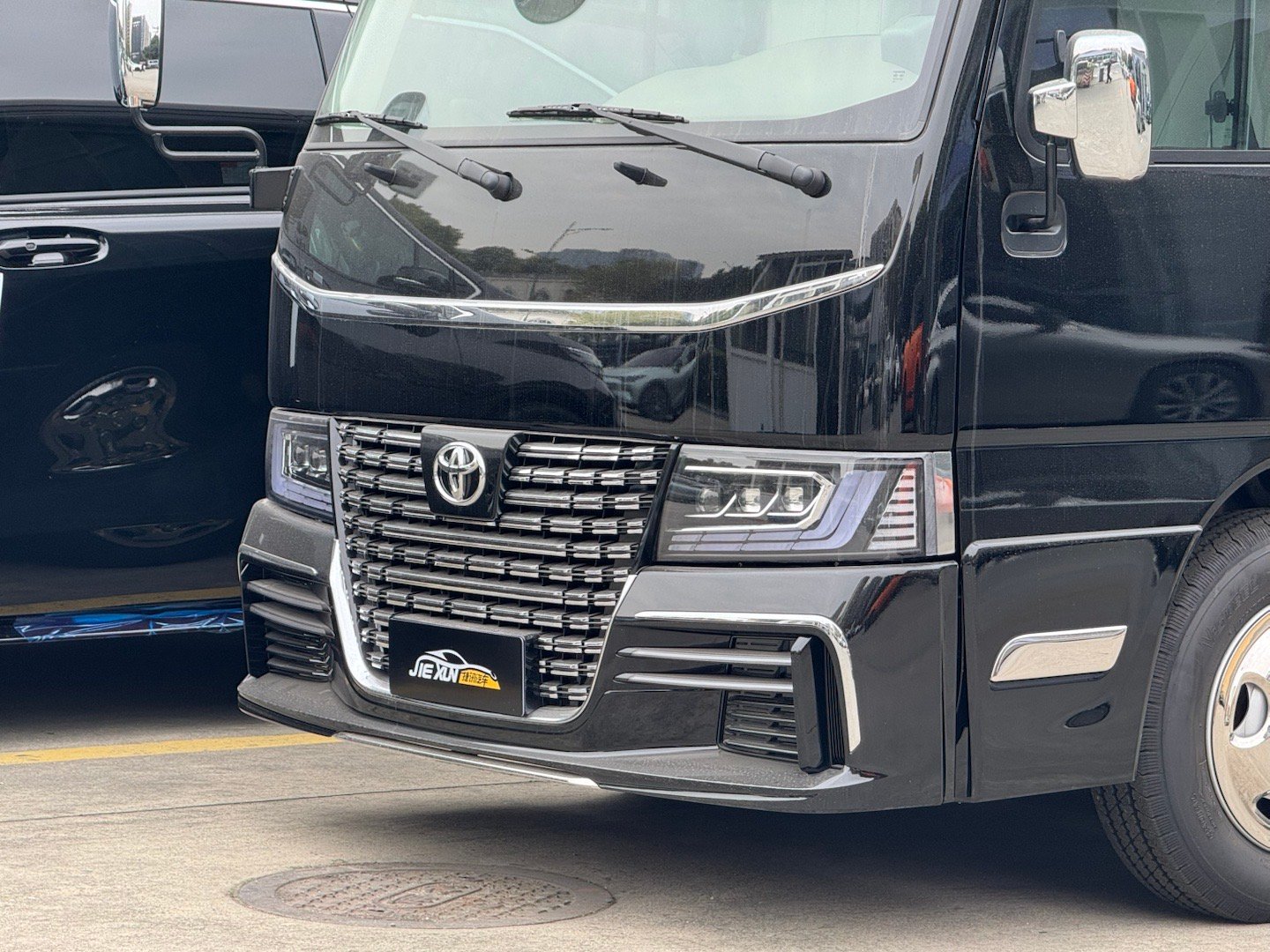 谁能给我科普一下这个考斯特是怎么个事儿？店里取车去拍东西，结果遇到个狠货。看到它